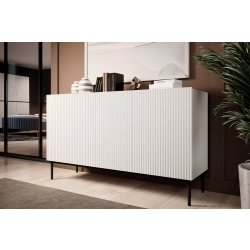 Komoda Nicole 150 cm trzydrzwiowa z ryflowanym frontem - biały mat / czarne nóżki