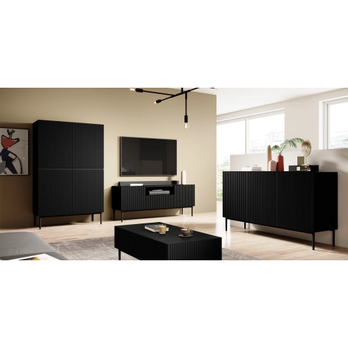 Komoda Nicole 150 cm trzydrzwiowa z ryflowanym frontem - czarny mat / czarne nóżki