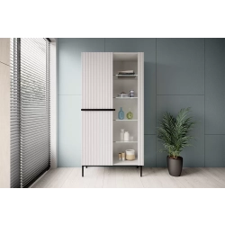 Witryna Nicole 100 cm z ryflowanym frontem - biały mat / czarne nóżki