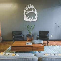 Stalowa Dekoracja na Ścianę z Sylwetką Niedźwiedzia Biały