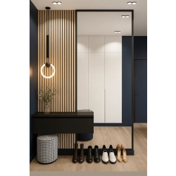 Nowoczesne duże lustro w drewnianej ramie z wycięciem na szafkę